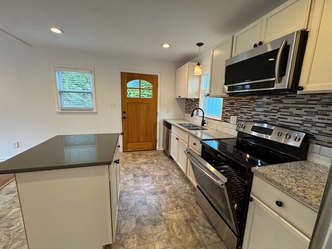 Building Photo - Black Mountain Gem Near Lake Tomahawk!