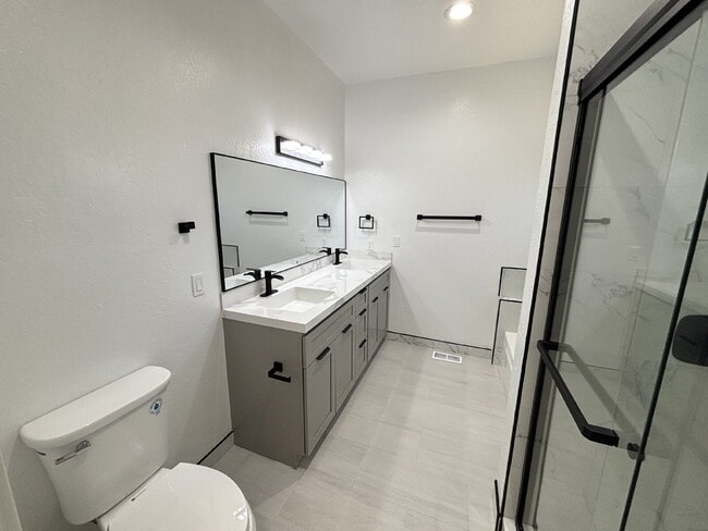 Building Photo - "Stunning Newly Remodeled 3-Bed Oasis with...