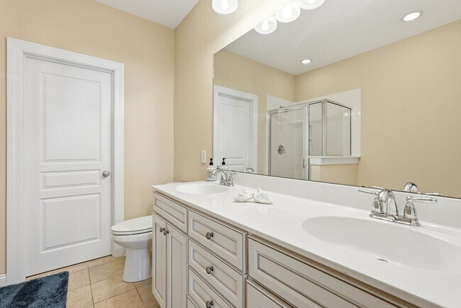 Building Photo - 313 Lakeview Dr