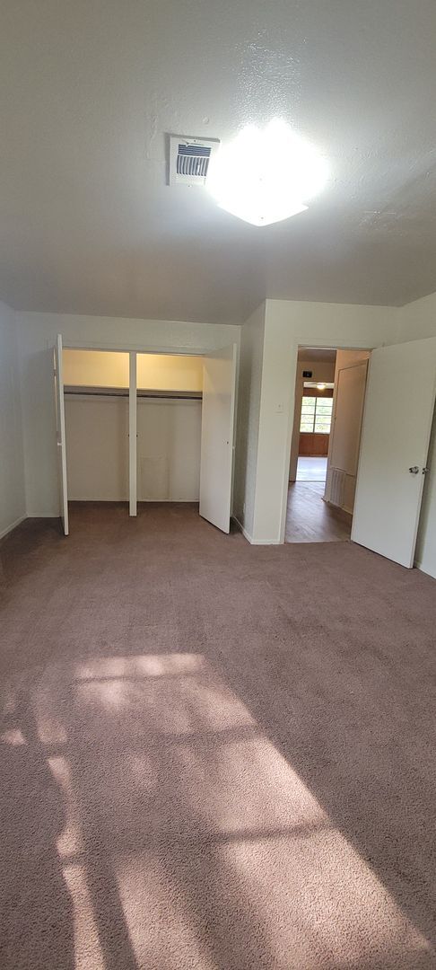Building Photo - Huge 3 bedroom/1 bath upstairs apartment with Water, Gas Range and Refrigerator!
