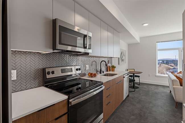 Building Photo - Hilite