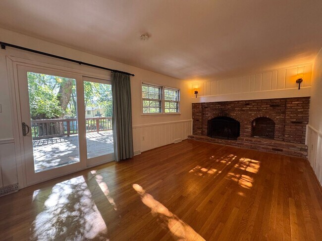 Building Photo - Spacious 4 Bed 2/2 Bath Home with Park-Lik...