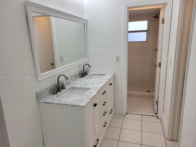 Building Photo - 851 NE 14th Ave