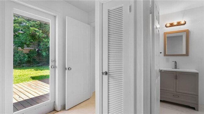 Building Photo - 2161 NE 35th St