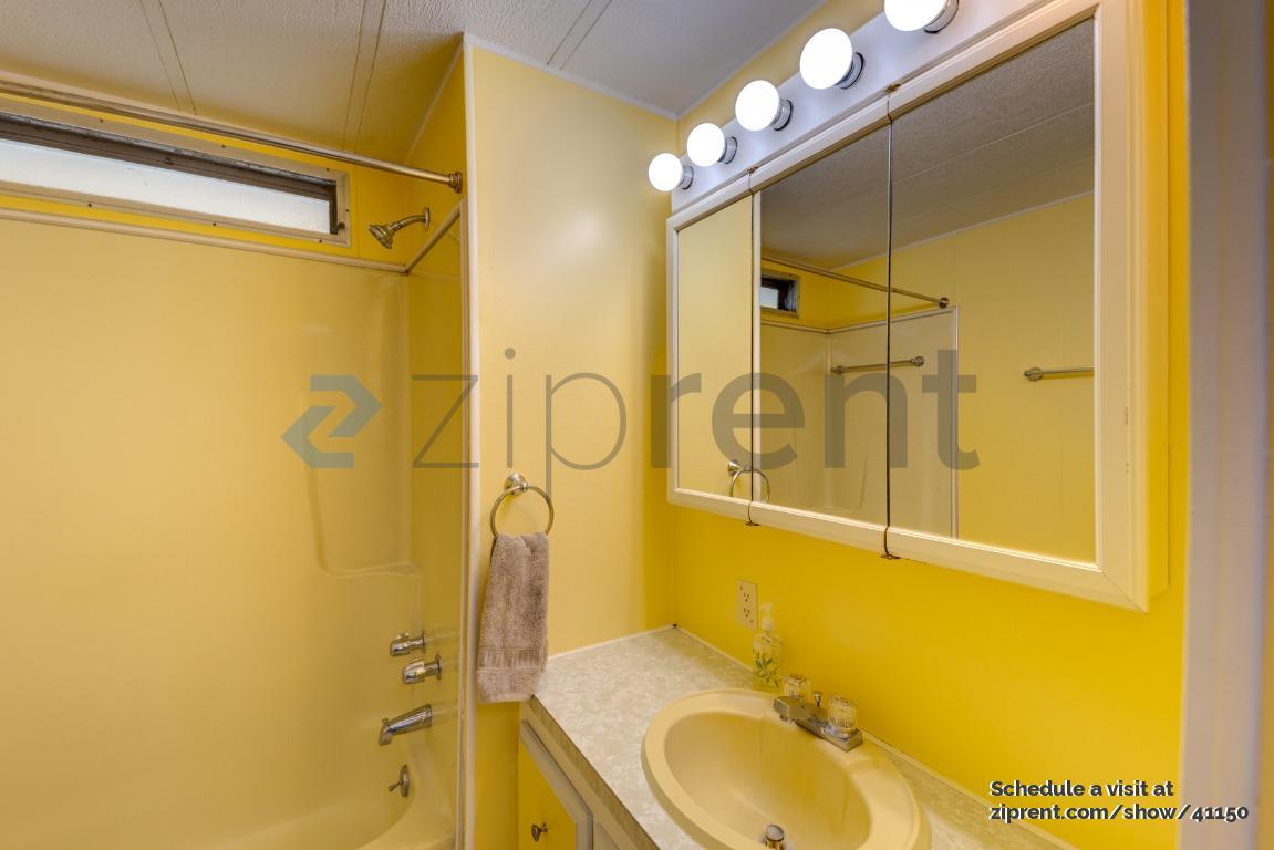 Building Photo - 10928 Poplar St NE
