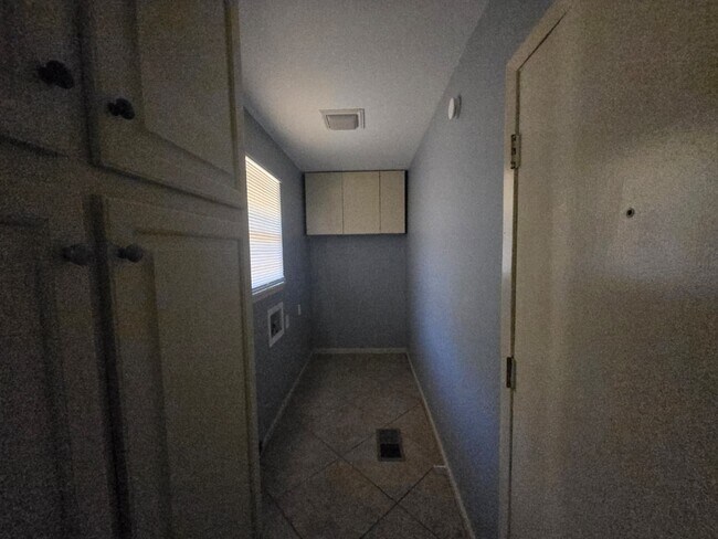 Building Photo - 3985 Roxbury Rd