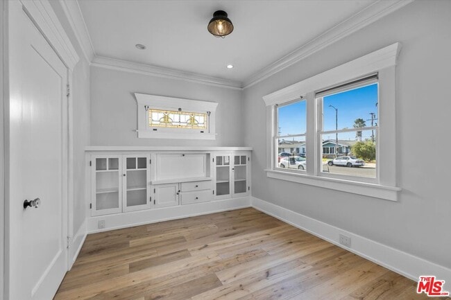 Building Photo - 1828 W 43rd Pl