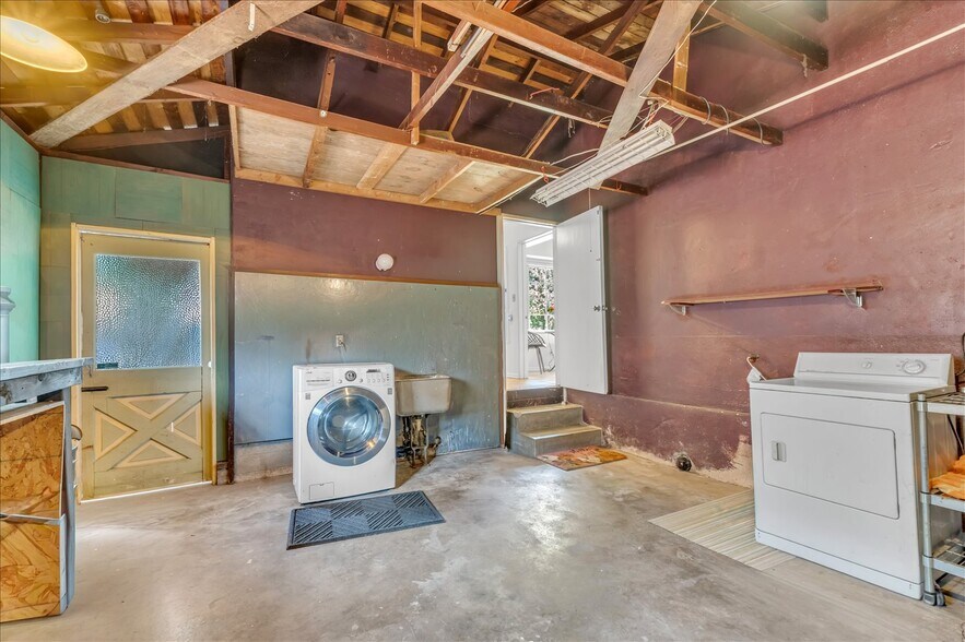 laundry in garage - 13253 Magnolia Blvd