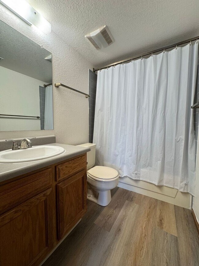 Building Photo - Open and bright top floor 2BD/2BA Condo wi...