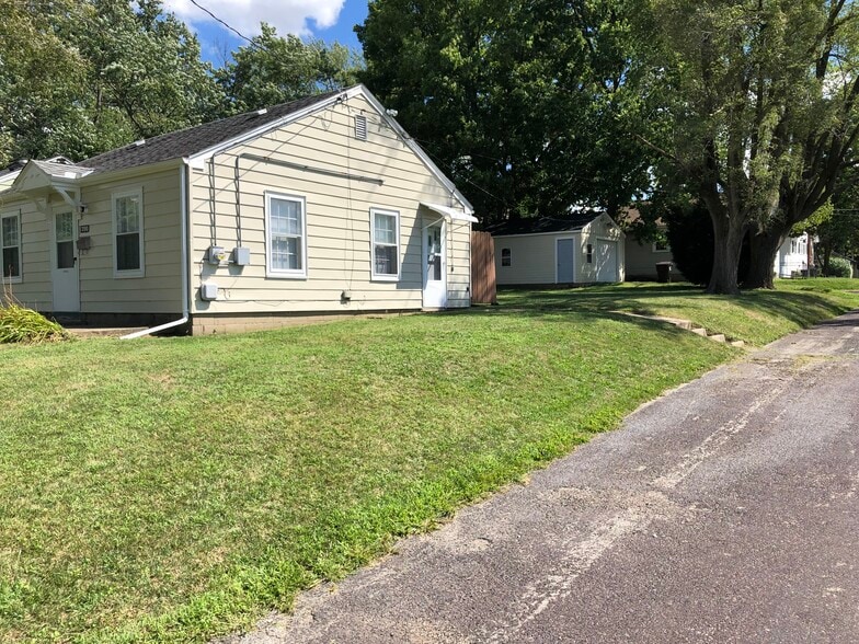 Building Photo - 700 E Seneca Pl