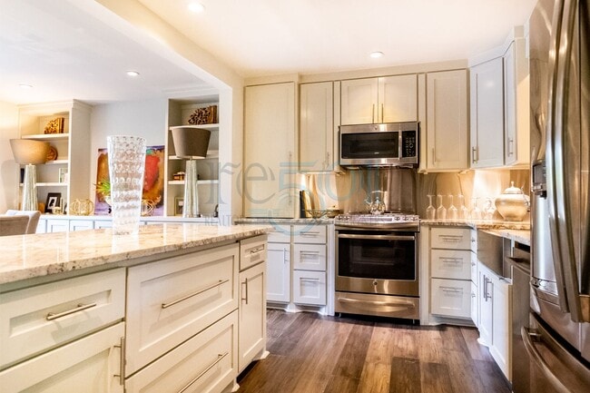 Building Photo - Elegant, updated Pleasant Valley townhome in the heart of WLR