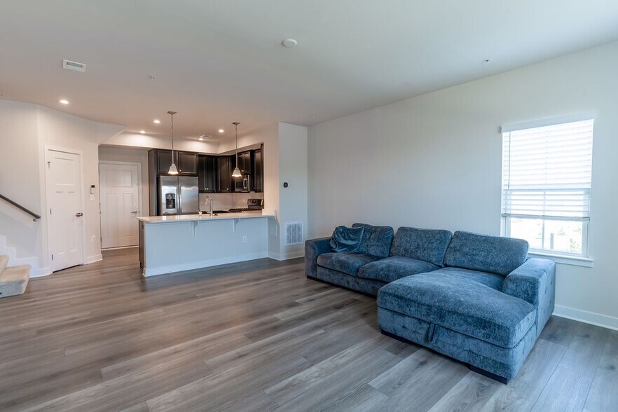 Building Photo - 100 Matisse Pl