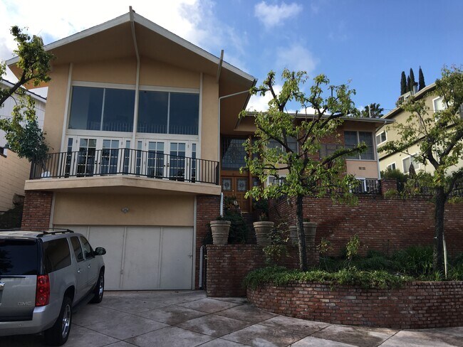Building Photo - 14844 Valley Vista Blvd