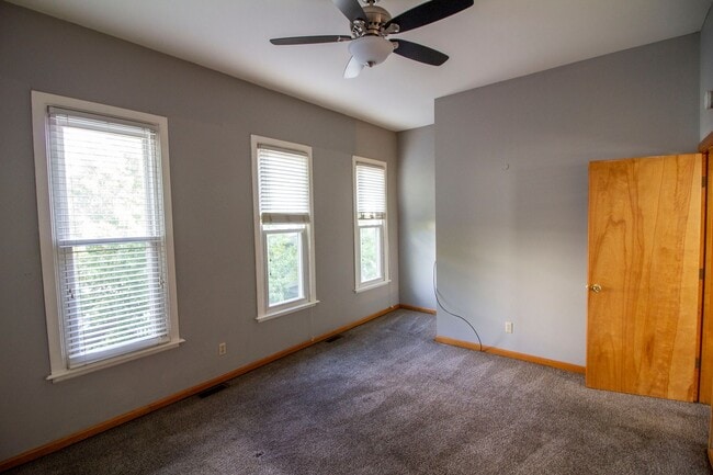 Building Photo - Large Townhome w/ garage in sought after Gate District!