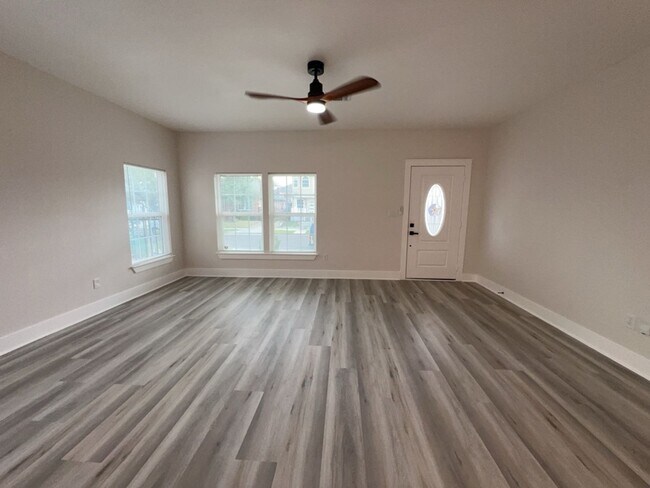 Building Photo - 224 Everton St