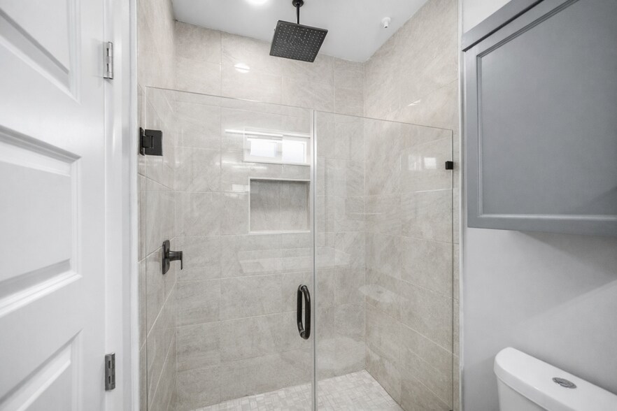 Building Photo - 2409 Indian Creek Ave