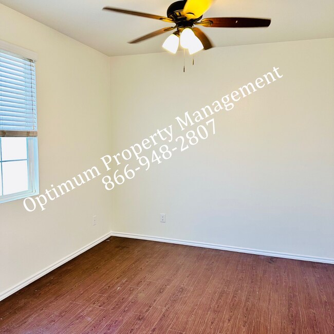 Building Photo - Modern Elegance and Comfort!