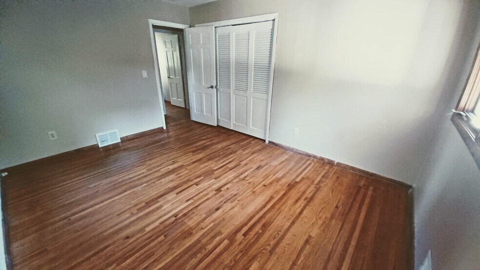 Bedroom #1 - 907 County Road B W