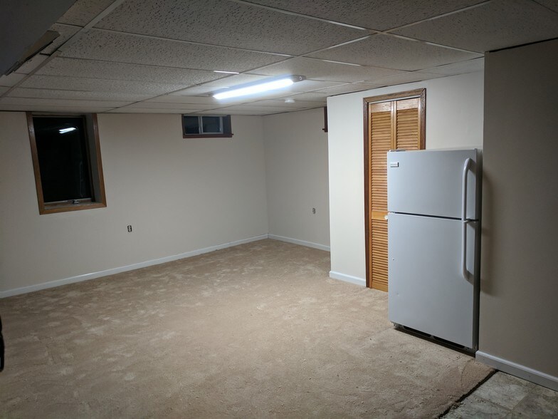 Studio Bedroom - 17 21st Ave S