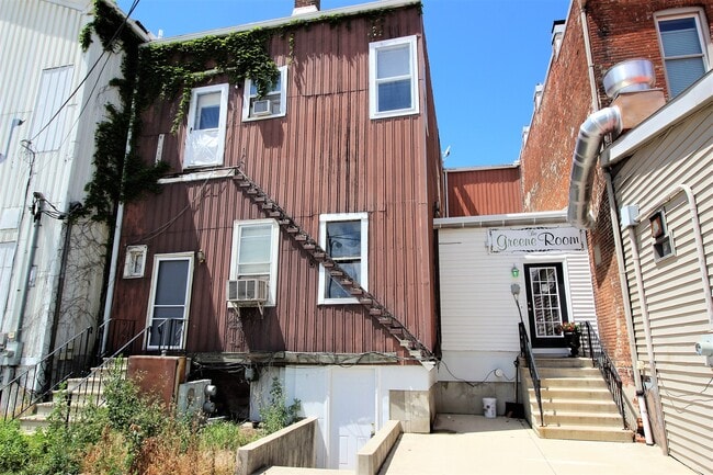 Building Photo - 229 E Spring St