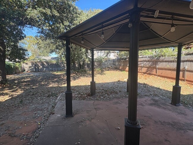 Building Photo - Three bedroom home in Del City