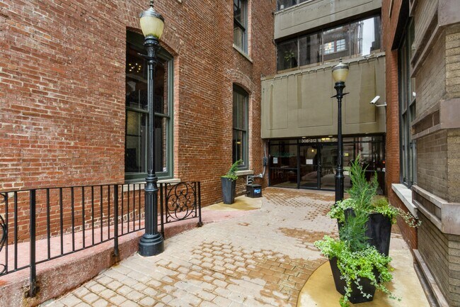 Building Photo - 308 W 8th St