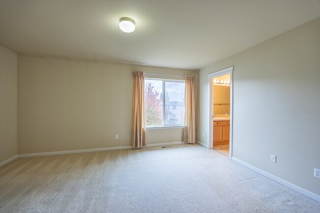 Building Photo - Spacious 3 Bedroom 2.5 Bathroom Rental Pro...
