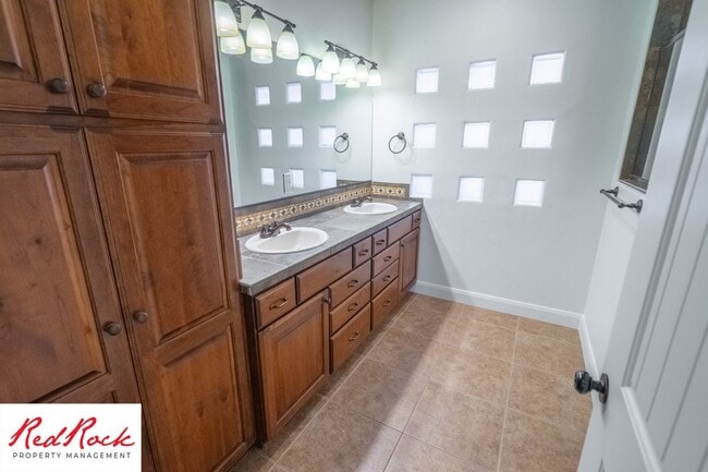 Building Photo - Remarkable 3 Bedroom Condo Next to Sunbroo...