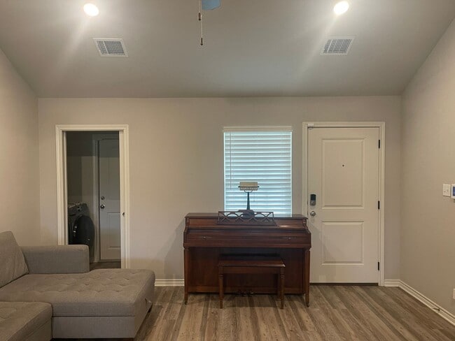 Building Photo - Bryan - 3 Bedroom / 2 Bath / 2 car garage / fenced in back yard.