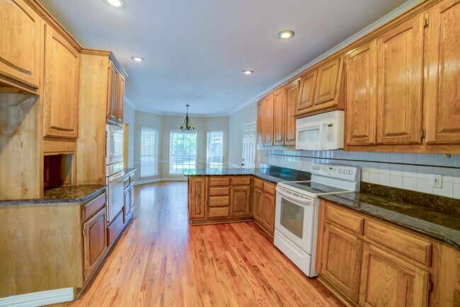 Building Photo - Beautiful home across from Jenks Middle School