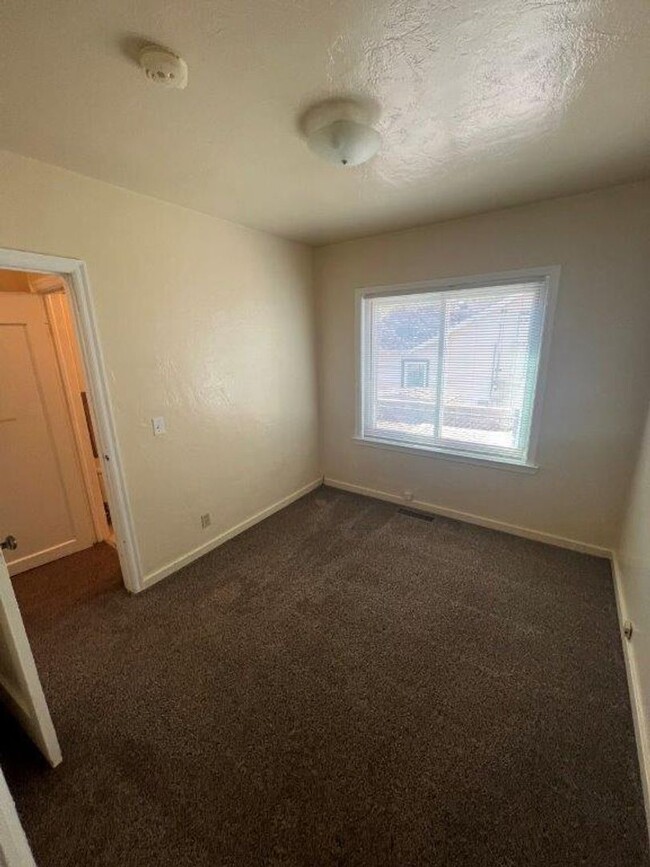 Building Photo - Two Bedroom Conveniently located in Cen...