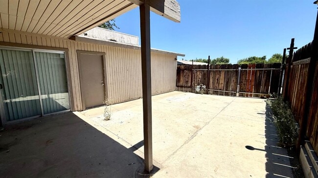 Building Photo - 665 S Coalinga St