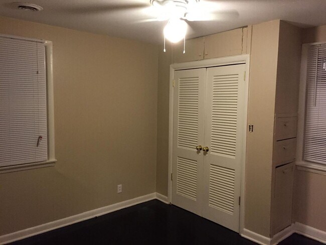 Building Photo - 4 Bedroom 2 Bath Home Available Immediately!