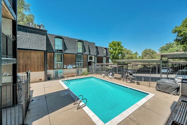 Primary Photo - Beautiful Capital Gardens 2 bedroom Condo ...