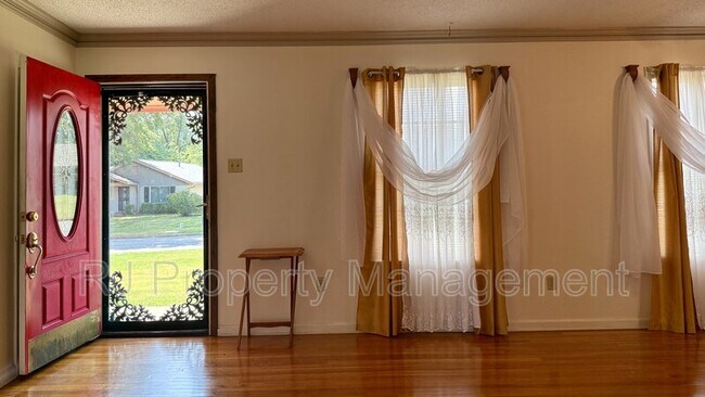 Building Photo - 3558 Greentree Dr