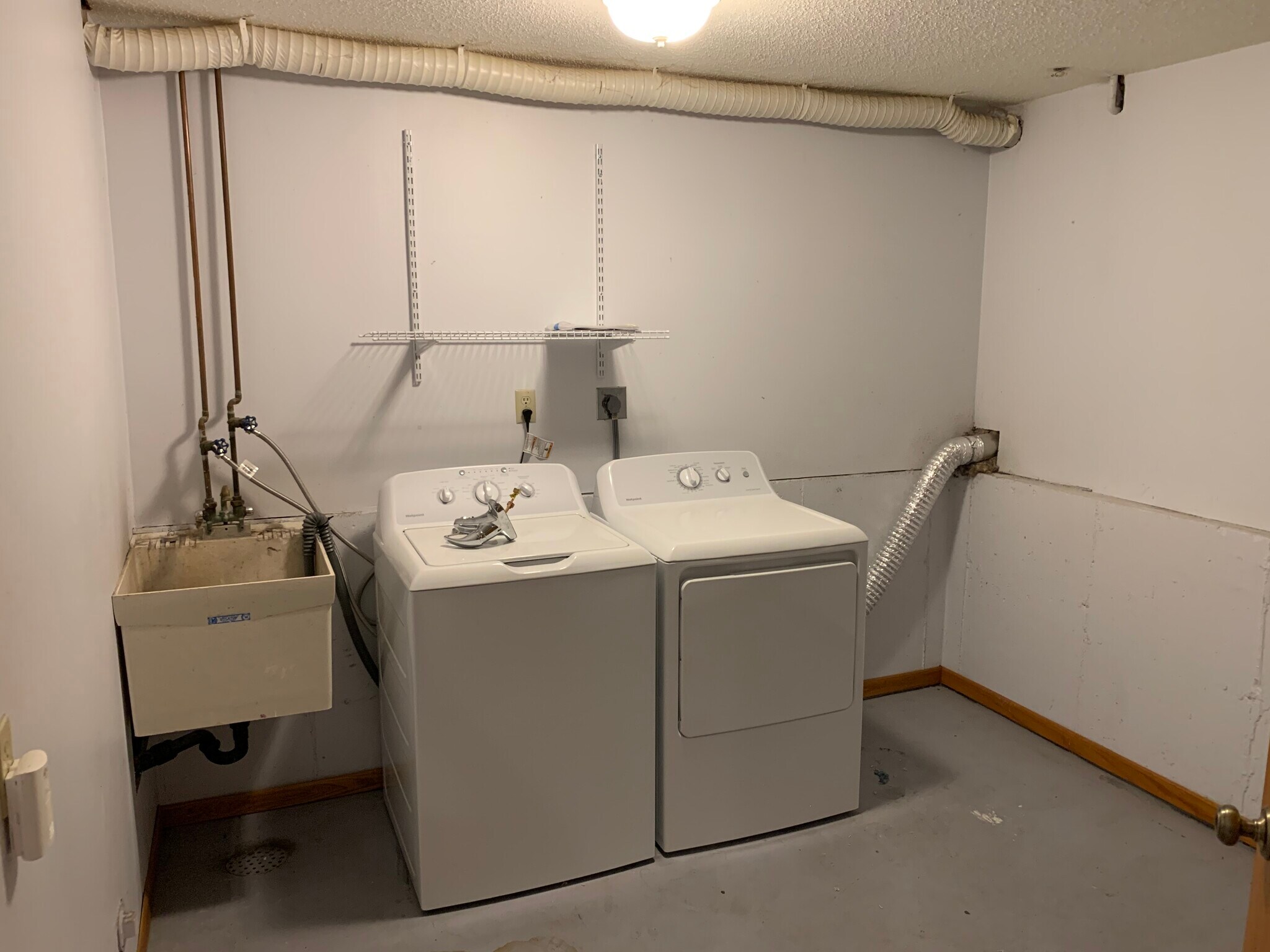 Laundry room - 2044 Bradley St