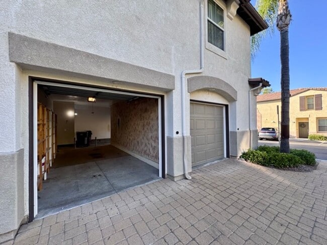 Building Photo - Beautiful and Spacious 3 Bedroom 2.5 Bath ...