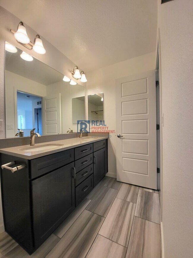 Building Photo - 14381 Mosaic Ave