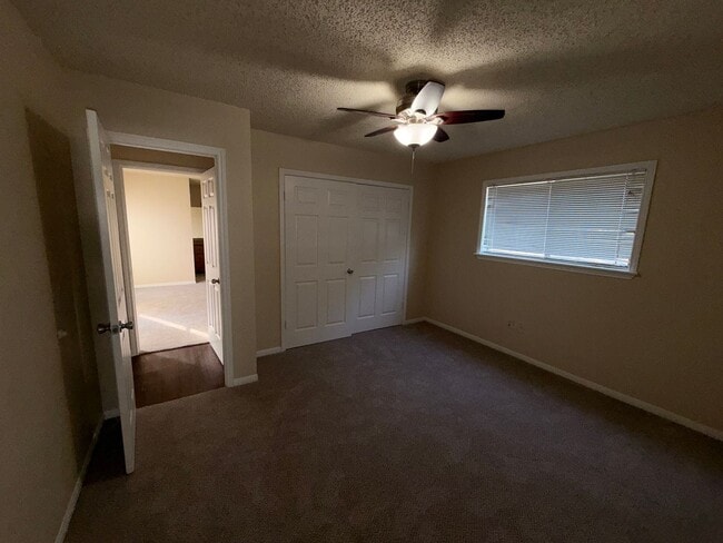 Building Photo - Updated 3/2/2 in Glen Estates