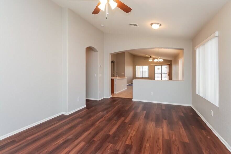 Building Photo - 1069 E Nardini St