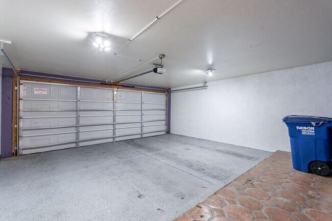 Building Photo - Charming Eastside Townhouse