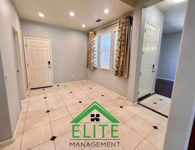 Building Photo - Stunning 4-Bedroom, 3.5-Bath Home