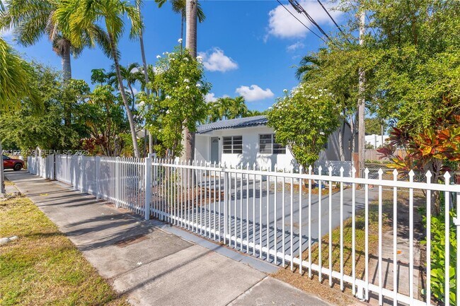 Building Photo - 2221 SW 13th St