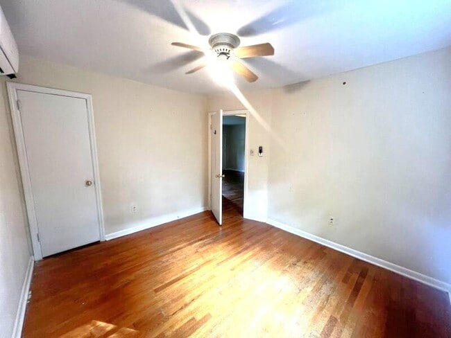 Building Photo - 410 Dobson St