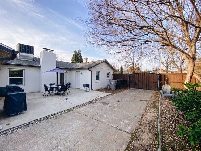 Building Photo - Beautiful 3/1 with gated driveway in Colonial Heights!