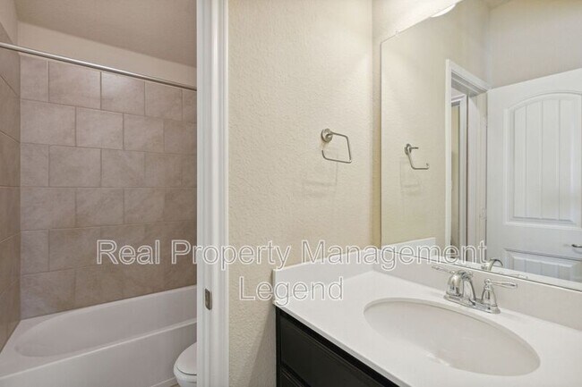 Building Photo - 812 Gray Fox Dr