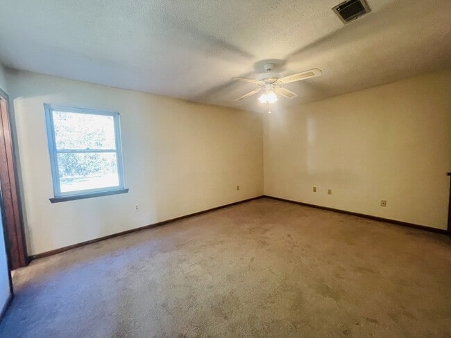 Building Photo - Home For Rent