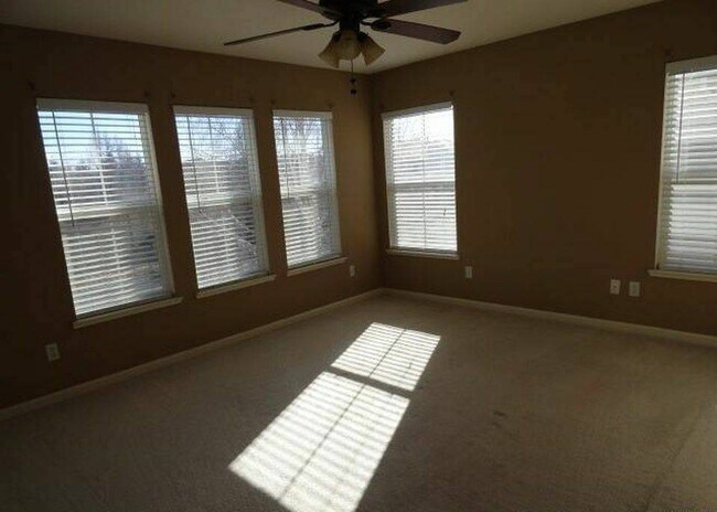 Building Photo - 557 Loch Lomond Way