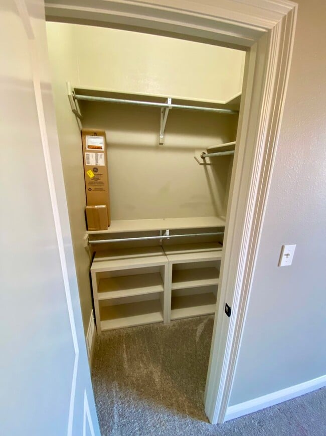 Building Photo - ** AVAILABLE JUNE 1ST ** STUNNING 4/3.5 IN...
