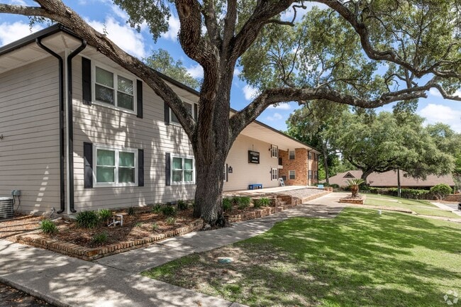 Building Photo - Two Bedroom One Bath